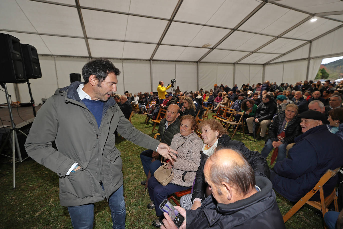 La Feria de la Alubia y la Hortaliza se celebra a lo largo de este fin de semana en Casar de Periedo, con la participación de 197 puestos de venta de diferentes productos agroalimentarios y artesanos, tanto de Cantabria como de otras comunidades autónomas. Además, ha tenido lugar el nombramiento y entrega de distinción de 'Alubiero Mayor 2022 en el recinto exterior de la Casa Museo Jesús de Monasterio, a Quico Taronji, presentador del programa de TVE 'Aquí la Tierra'.