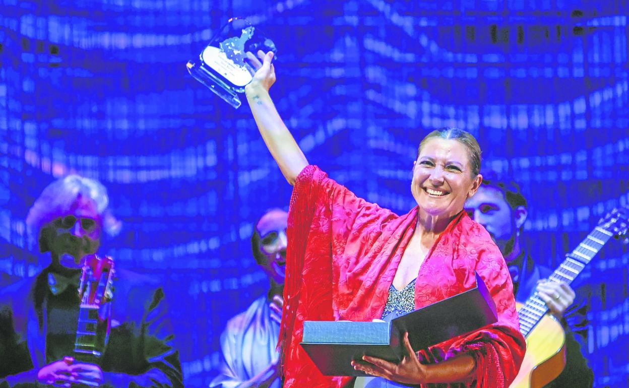 Sara Baras con el premio que recogió ayer tras interpretar el espectáculo 'Alma'. 