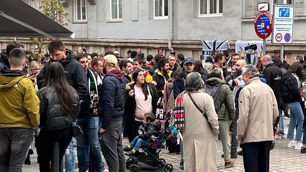 Los aficionados del Burgos disfrutan de Peña Herbosa antes del partido frente al Racing