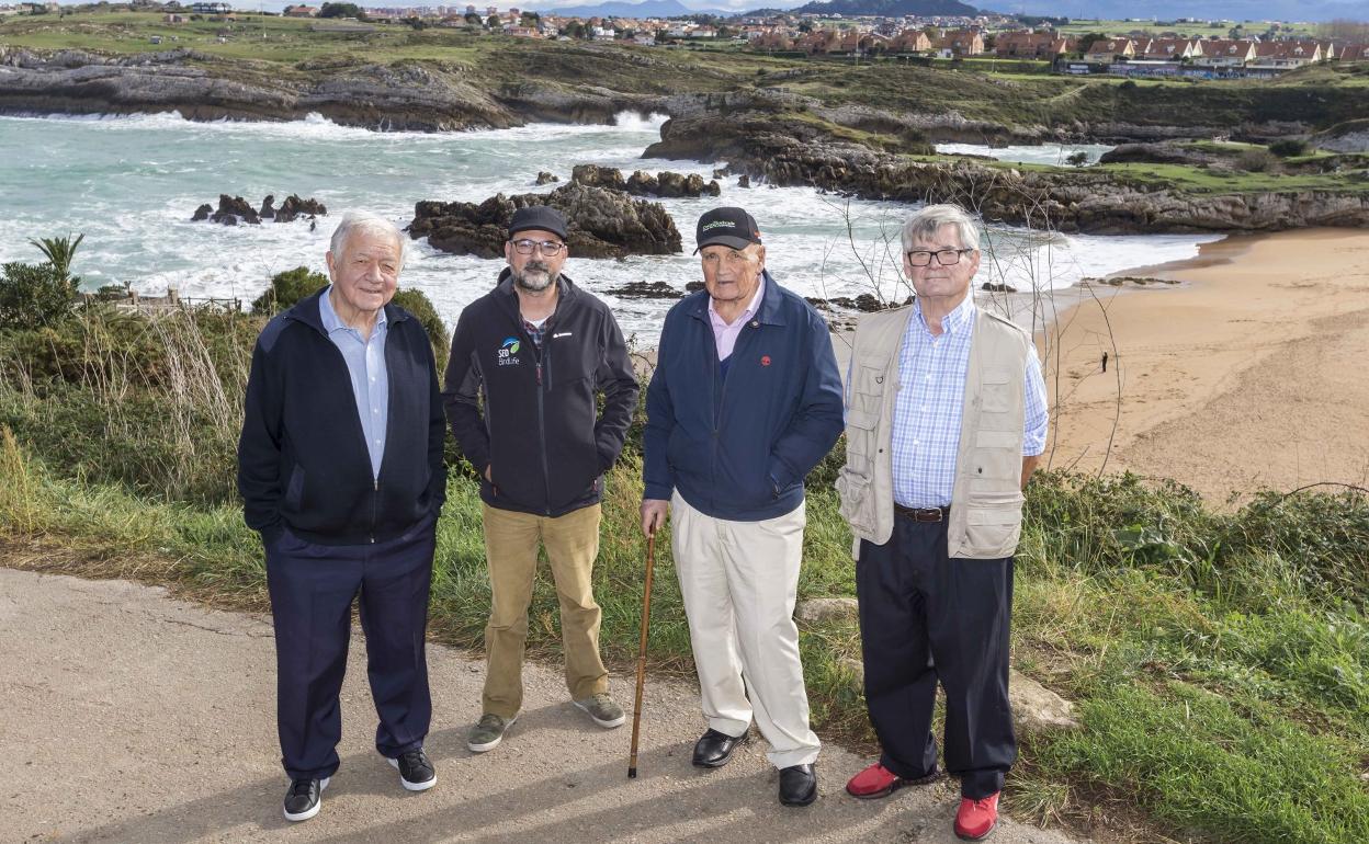 De izquierda a derecha, José Luis Gil, Felipe González, Jesús Mojas y Emilio Corona, esta semana, frente a la playa de San Juan de la Canal. 