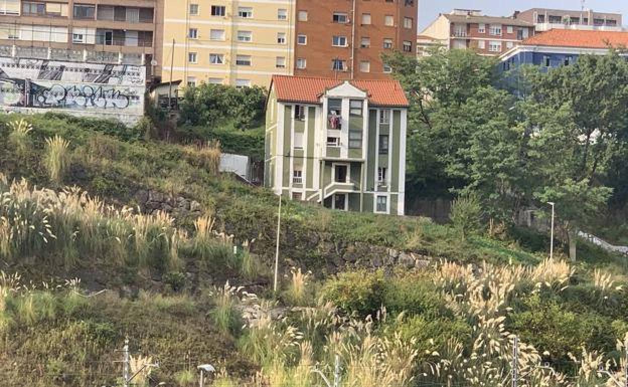 La zona próxima a la Peña del Cuervo, Santander, donde apareció el cuerpo descuartizado.