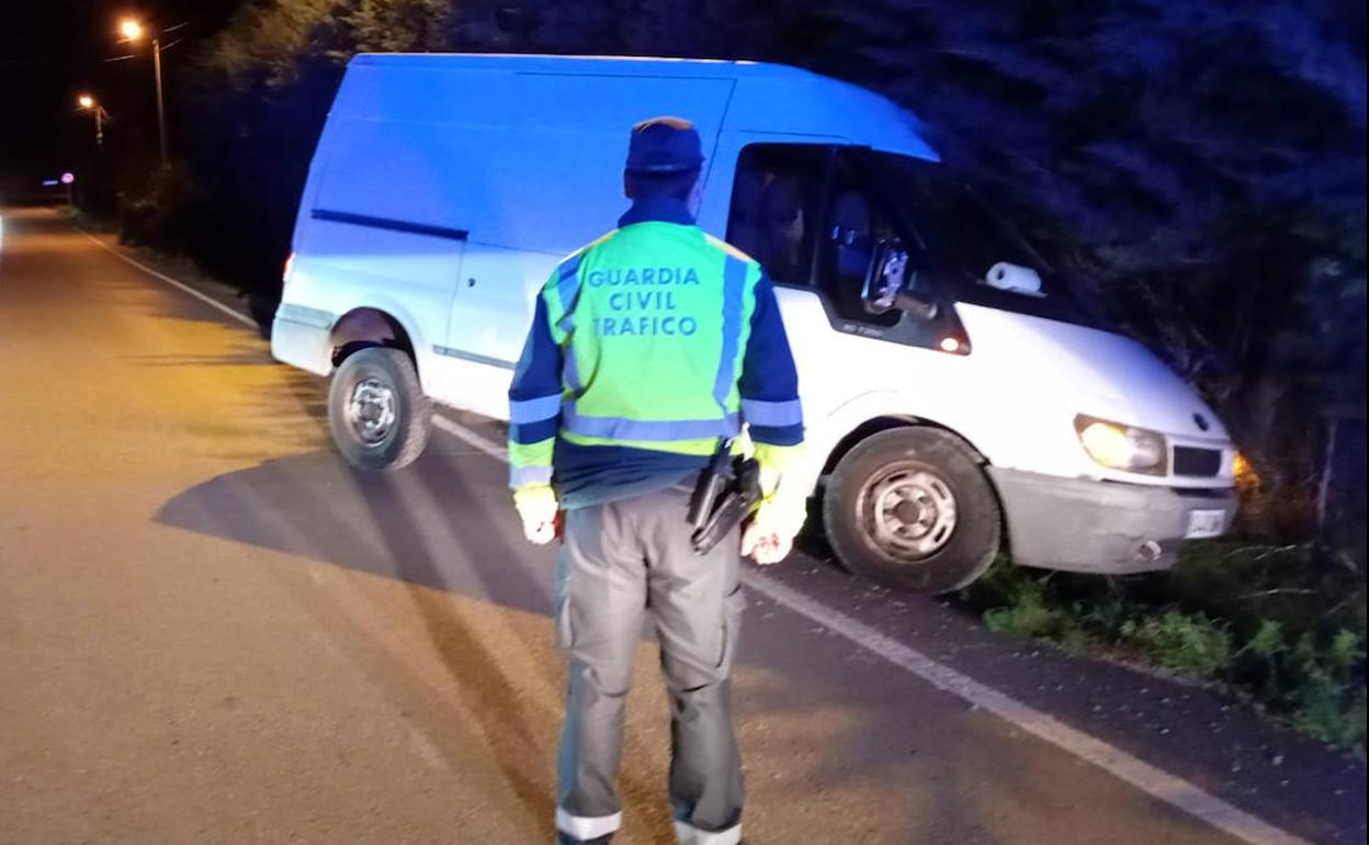 La furgoneta, cuando ya se había chocado contra un árbol.