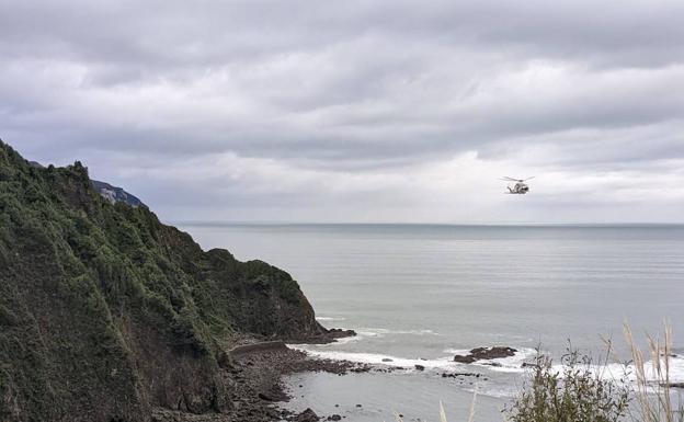 Uno de los helicópteros que participa en la búsqueda hoy por la mañana.