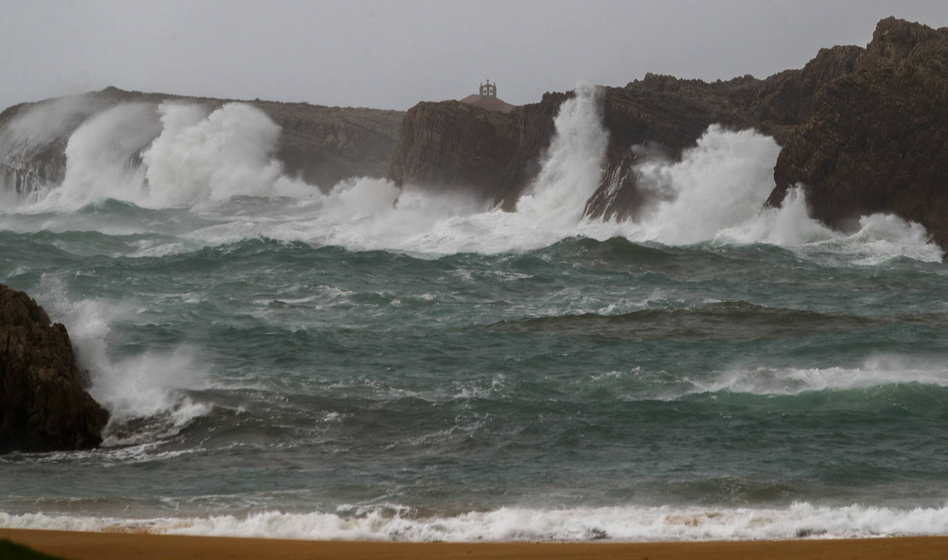 En la Playa de San Juan de La Canal también se han visto grandes olas.