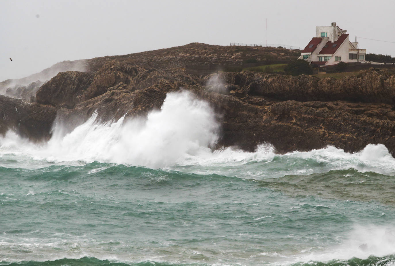 En la Playa de San Juan de La Canal también se han visto grandes olas.