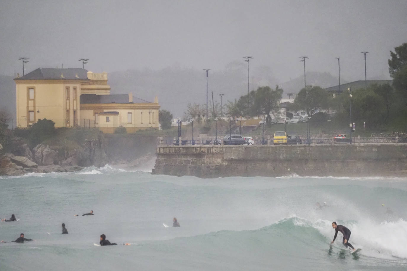 Los surfistas se han animado también con las olas de la Playa de La Concha, en Santander.