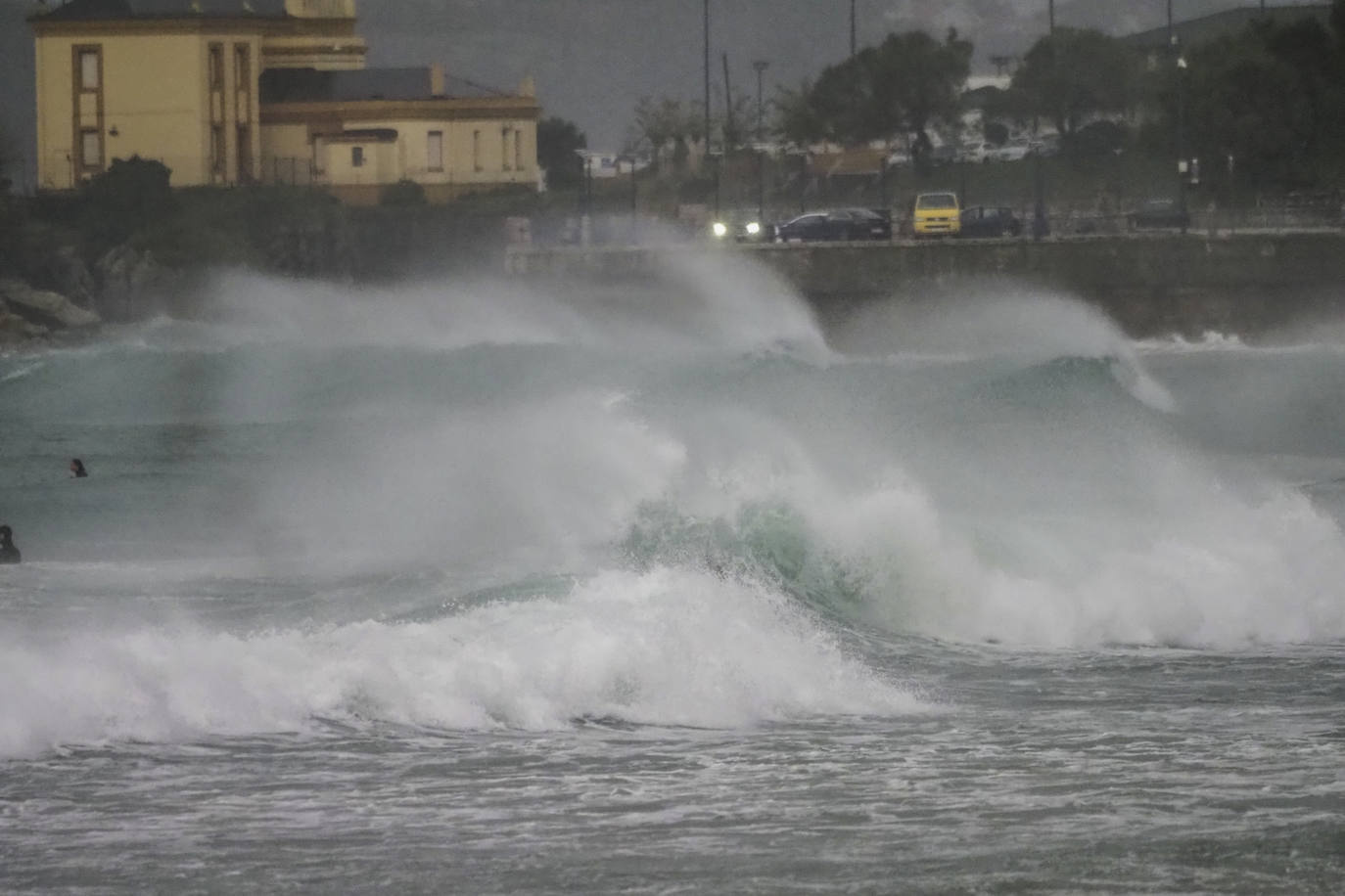 Fuerte oleaje en la Playa de La Concha, en Santander.