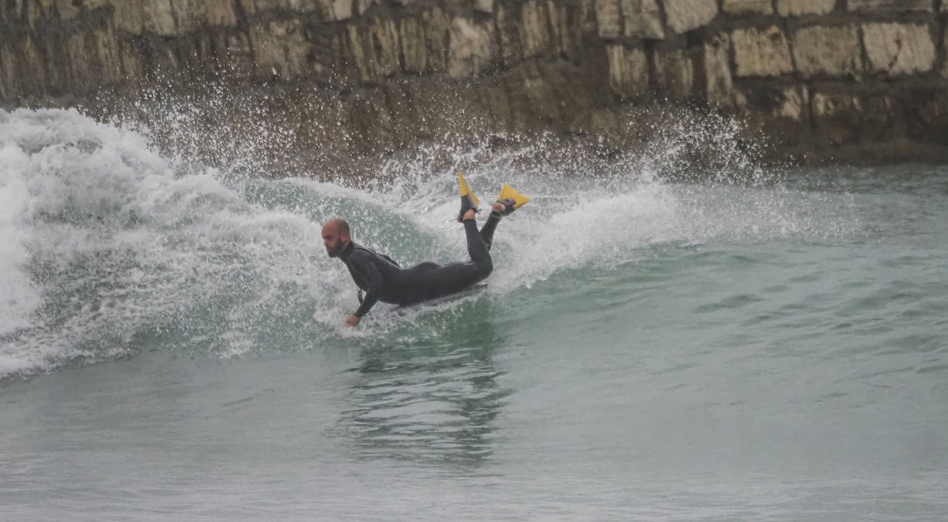 Un surfista en la zona del muro de la Segunda Playa de El Sardinero. 