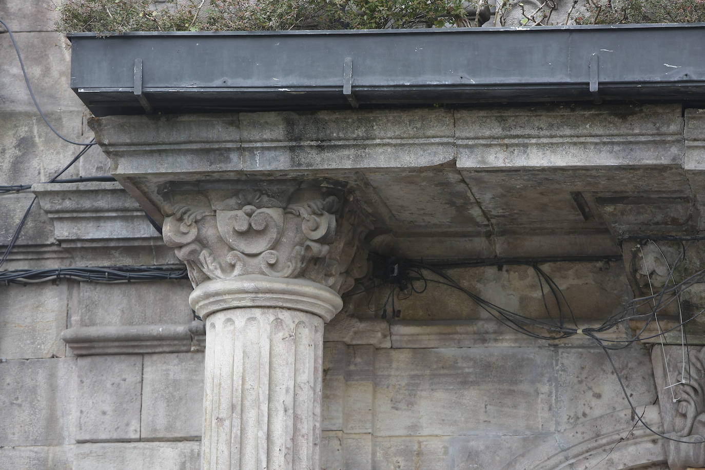 Cerca de dos meses después de inaugurar la parte mollar de la obra, los operarios que trabajan en la zona han descubierto que el edificio de la antigua sede del Ayuntamiento está construido prácticamente bajo una balsa de lodo.