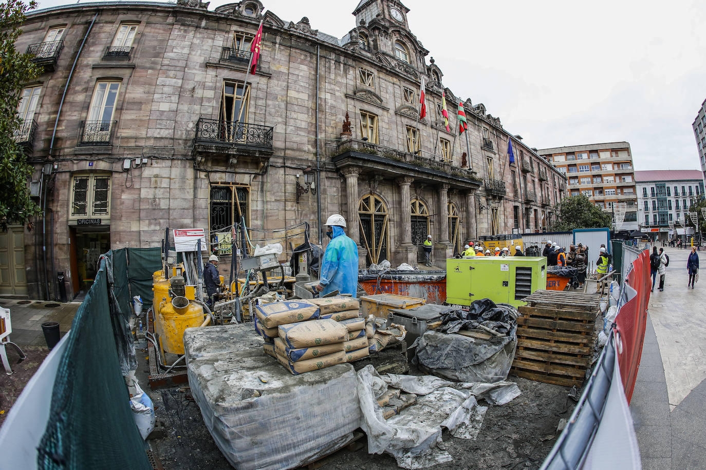 Cerca de dos meses después de inaugurar la parte mollar de la obra, los operarios que trabajan en la zona han descubierto que el edificio de la antigua sede del Ayuntamiento está construido prácticamente bajo una balsa de lodo.