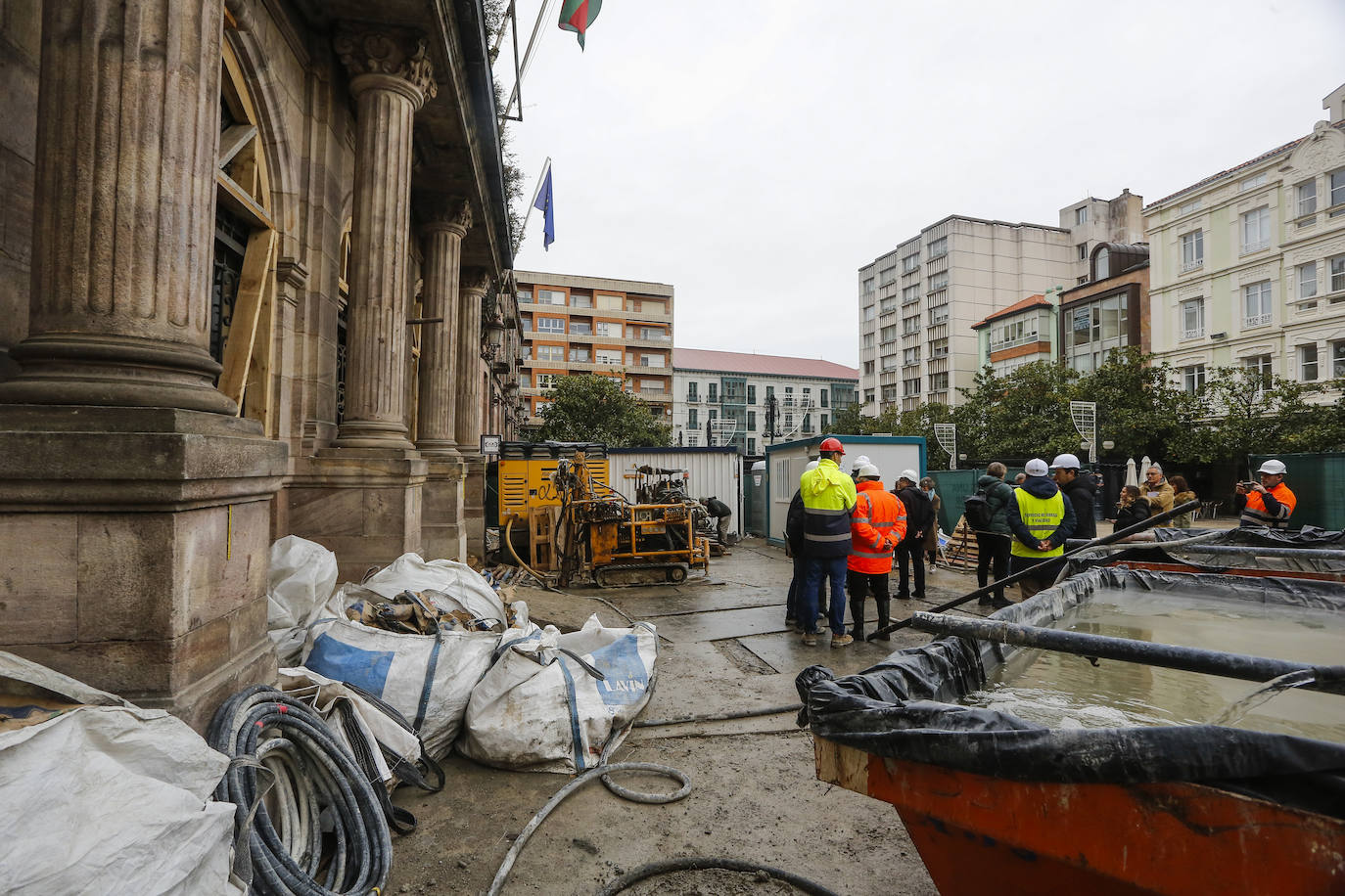 Cerca de dos meses después de inaugurar la parte mollar de la obra, los operarios que trabajan en la zona han descubierto que el edificio de la antigua sede del Ayuntamiento está construido prácticamente bajo una balsa de lodo.