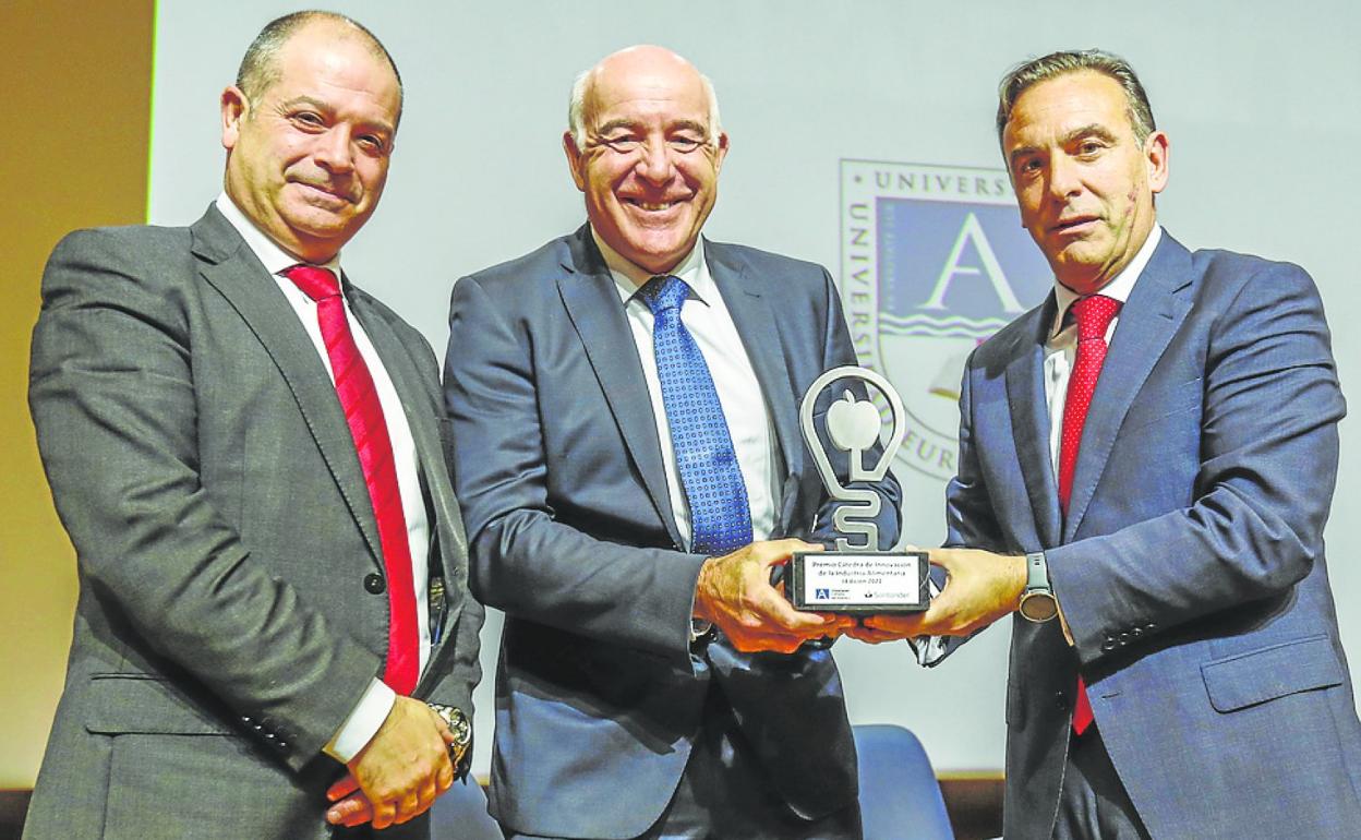 Desde la izquierda, Rubén Calderón, Carlos Luna y Manuel, Iturbe durante la entrega del premio. 