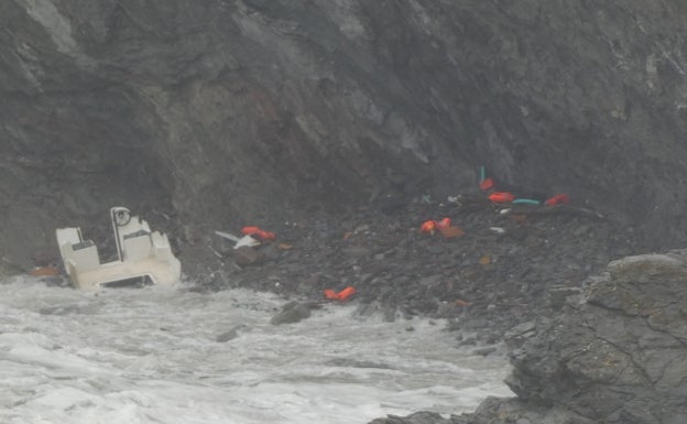 Imagen principal - Los embates de las olas han desguazado la embarcación,  que también han dejado sentir su fuerza en la zona del Túnel 