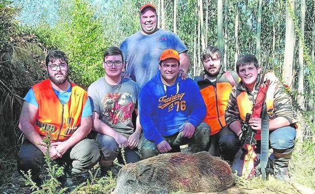 Miembros del club San Benito, que caza en el coto de Barcenaciones y Quijas, con un jabalí abatido en la presente campaña. 