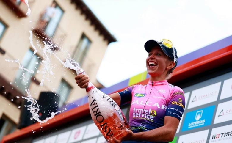 Silvia Persico celebra su victoria de etapa en la Ceratizit Challenge, versión femenina de la Vuelta a España.