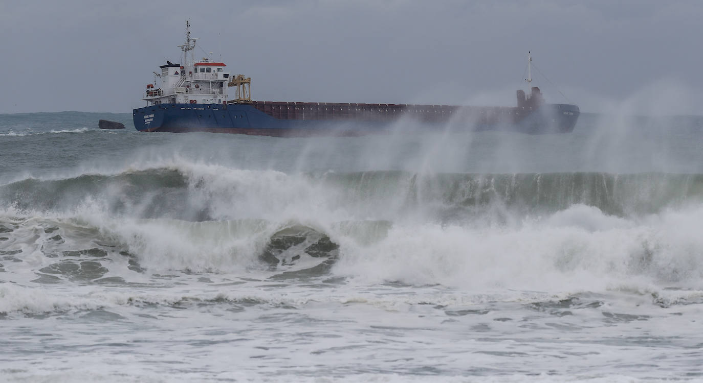 Temporal y grandes olas en Santander.