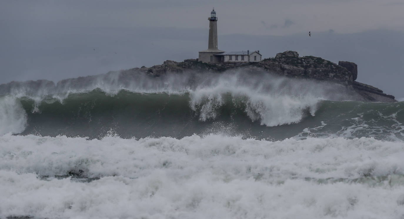 Temporal de costa en Santander, vista desde la playa de Somo.