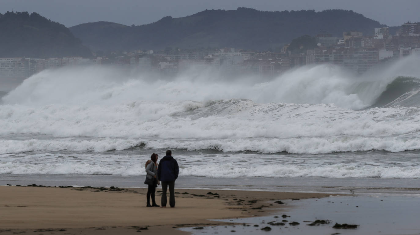 Temporal de costa en la playa de Loredo, de fondo Santander.