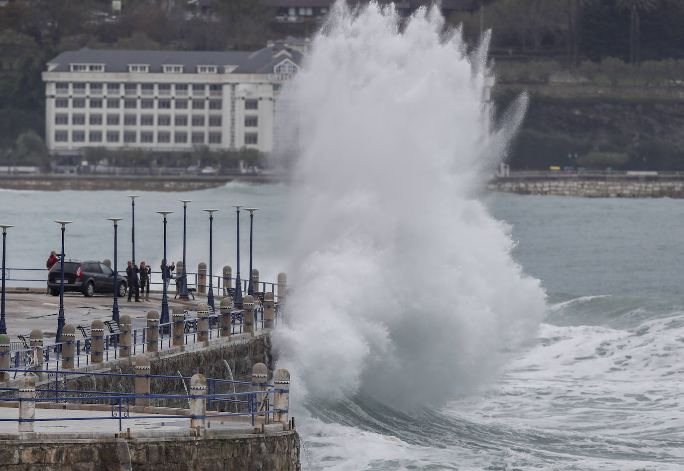 Grandes olas en la playa del Camello, en Santander.