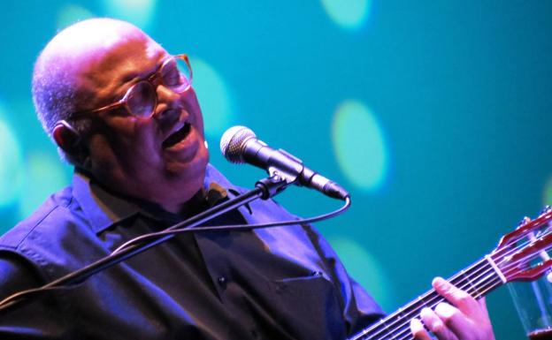 Pablo MIlanés, con su inseparable guitarra.