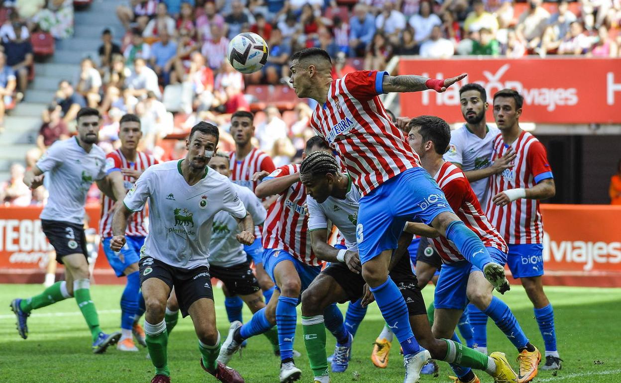 El primer triunfo del Racing como visitante llegó en Gijón. 