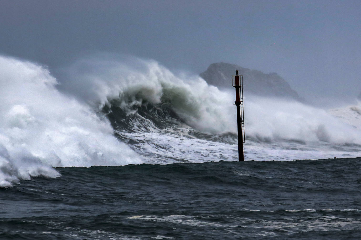Temporal y fuerte oleaje en la zona de Cuchía (Miengo), desde Suances.