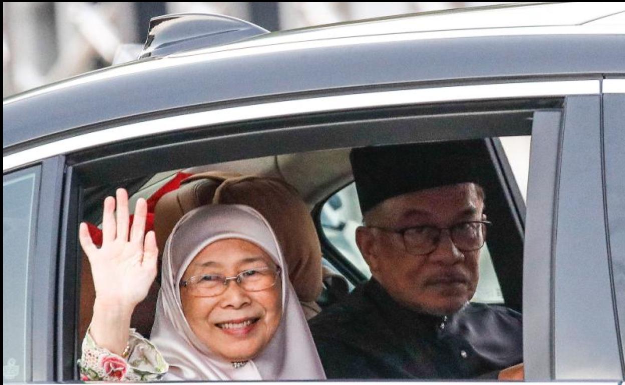 Anwar Ibrahim y su esposa Wan Azizah Wan Ismail abandona el palacio nacional Kuala Lumpur tras la ceremonia de toma de posesión del cargo. 