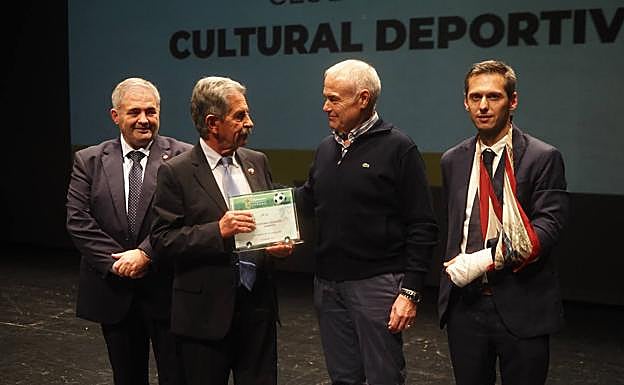 José Luis López, presidente de la Cultural, recibe de Revilla la distinción por el centenario del club. 