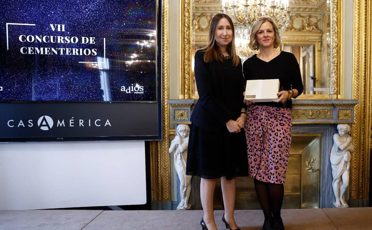 La concejala de Patrimonio, a la derecha, recogiendo el galardón 