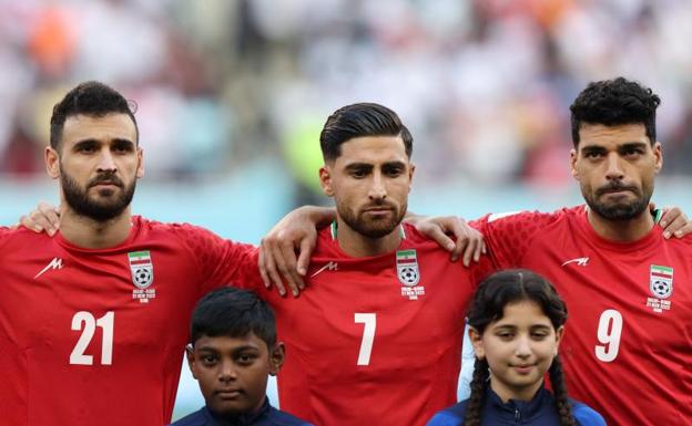 Los iraníes Noorollahi (i), Jahanbakhsh y Taremi (d) no cantan el himno. 