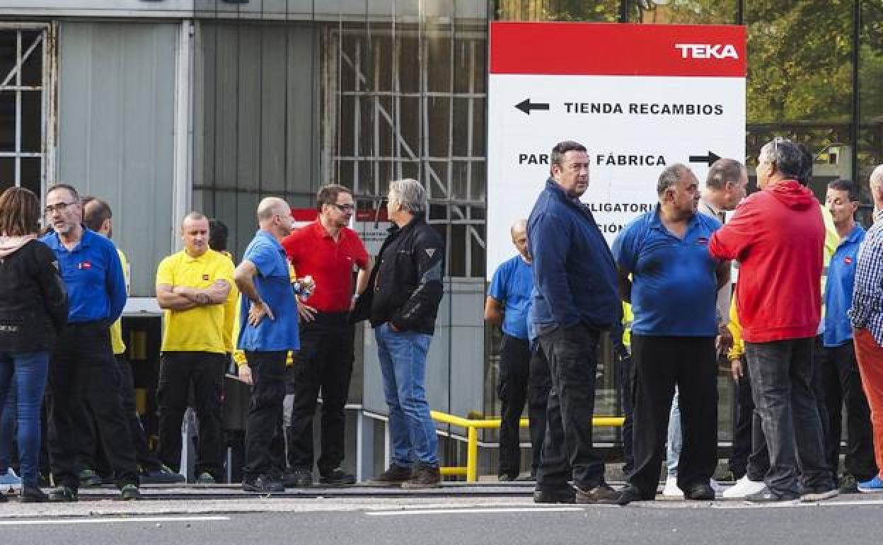 Protesta de los trabajadores de Teka el pasado mes de octubre por el despido de un matrimonio de la planta de Santander.