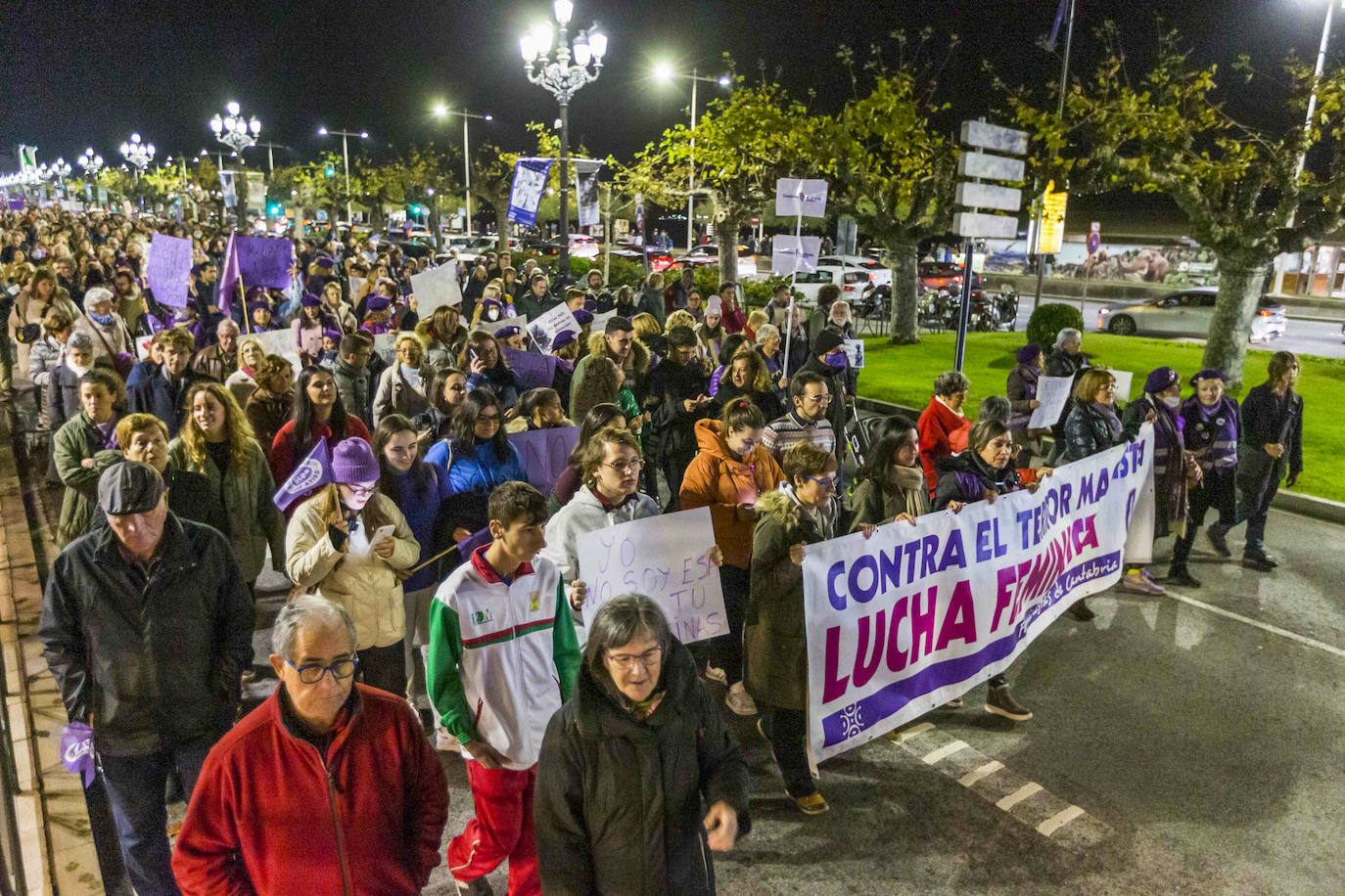 Más de 1.500 personas han recorrido las calles de Santander contra la violencia machista con motivo del 25N.