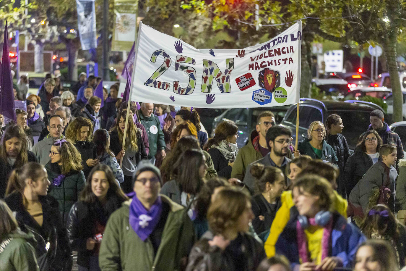 Más de 1.500 personas han recorrido las calles de Santander contra la violencia machista con motivo del 25N.