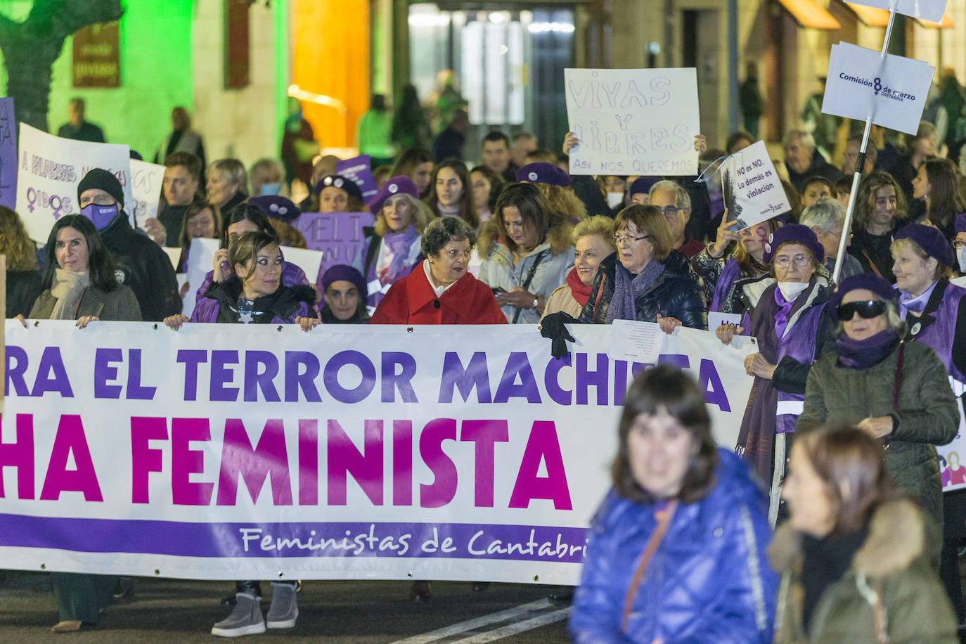 Más de 1.500 personas han recorrido las calles de Santander contra la violencia machista con motivo del 25N.