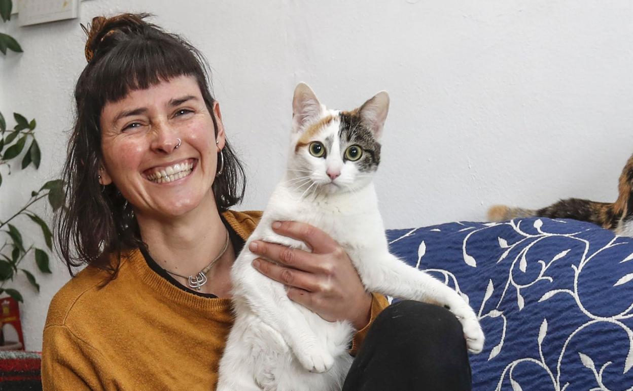 Paula Vallar posa con uno de sus gatos. 