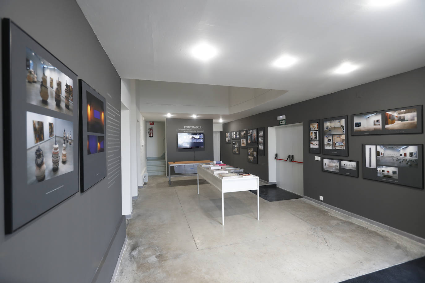 Fotografía, pintura e instalaciones componen la muestra. 