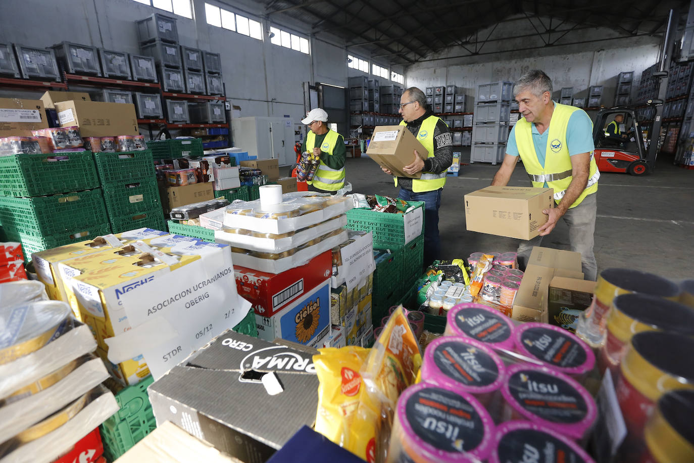 Fotos: Los cántabros responden con bolsas llenas de conservas a la campaña del Banco de Alimentos