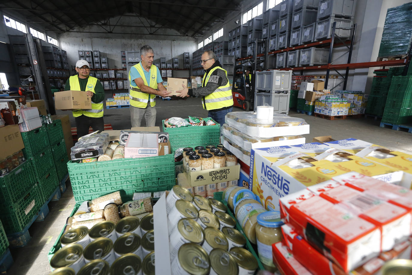 Fotos: Los cántabros responden con bolsas llenas de conservas a la campaña del Banco de Alimentos