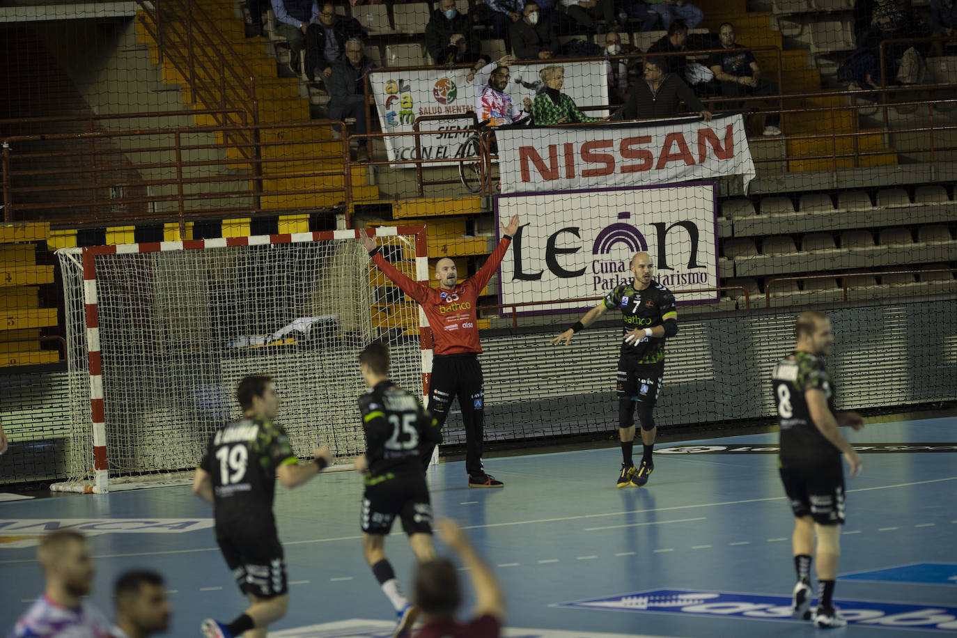 Fotos: El Bathco Torrelavega gana al Abanca León