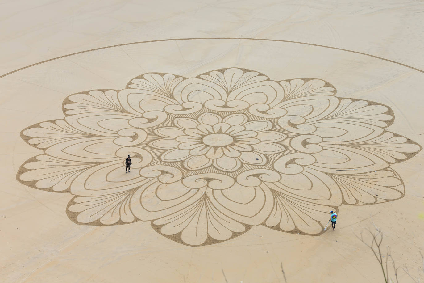 Quirze Codina ha dibujado el mandala en la arena de la playa de Mataleñas, aprovechando el lienzo que deja la bajamar 