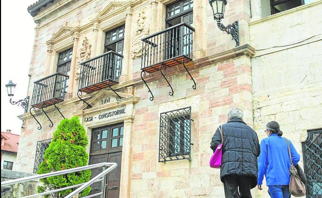 El Ayuntamiento de San Vicente sin las banderas en su fachada. 