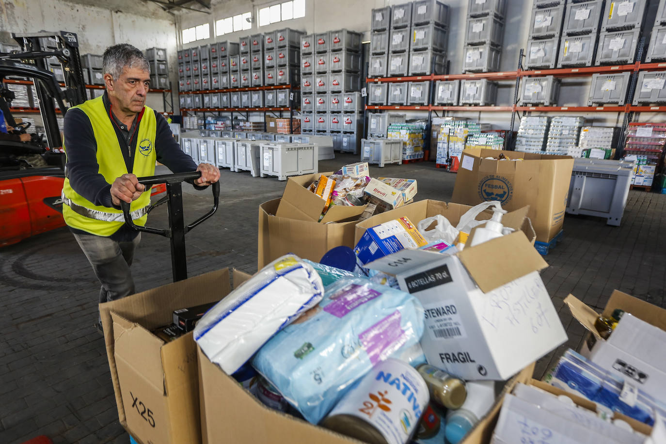 El Banco de Alimentos descarga cajas y cajas repletas de productos en su almacén de Tanos tras la Gran Recogida de este fin de semana.