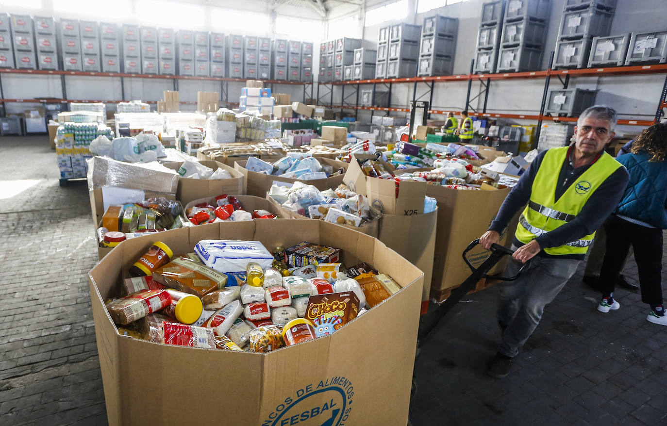 El Banco de Alimentos descarga cajas y cajas repletas de productos en su almacén de Tanos tras la Gran Recogida de este fin de semana.