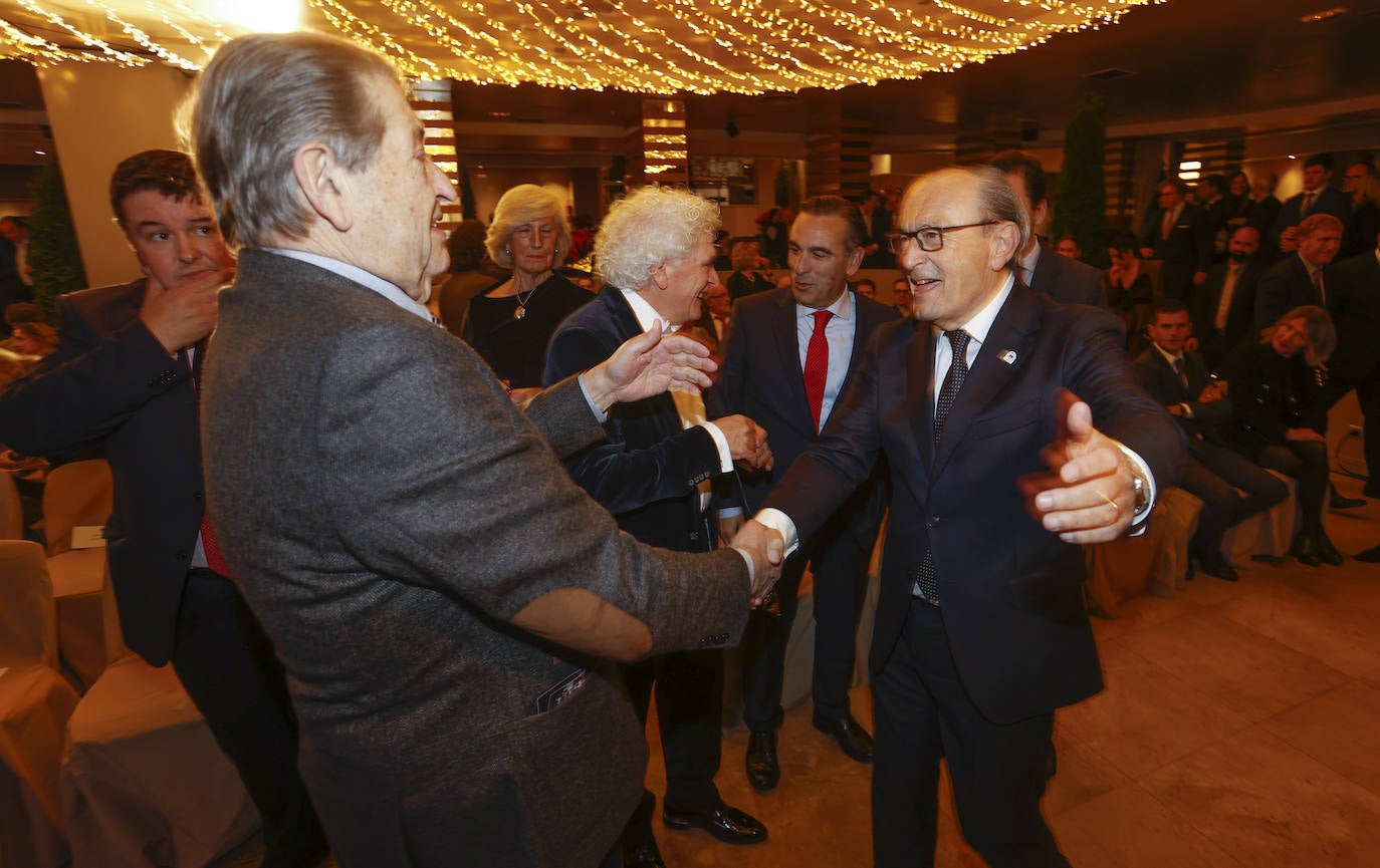 Goyo Vejo, expresidente de la AEHC, saluda al consejero Javier López Marcano.