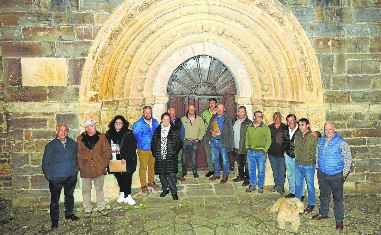 Autoridades y vecinos, ante la puerta principal de la iglesia de Piasca. 