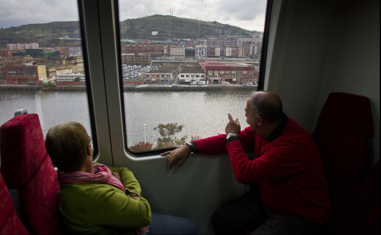 Un momento del viaje entre Santander y Bilbao en el tren actual. 