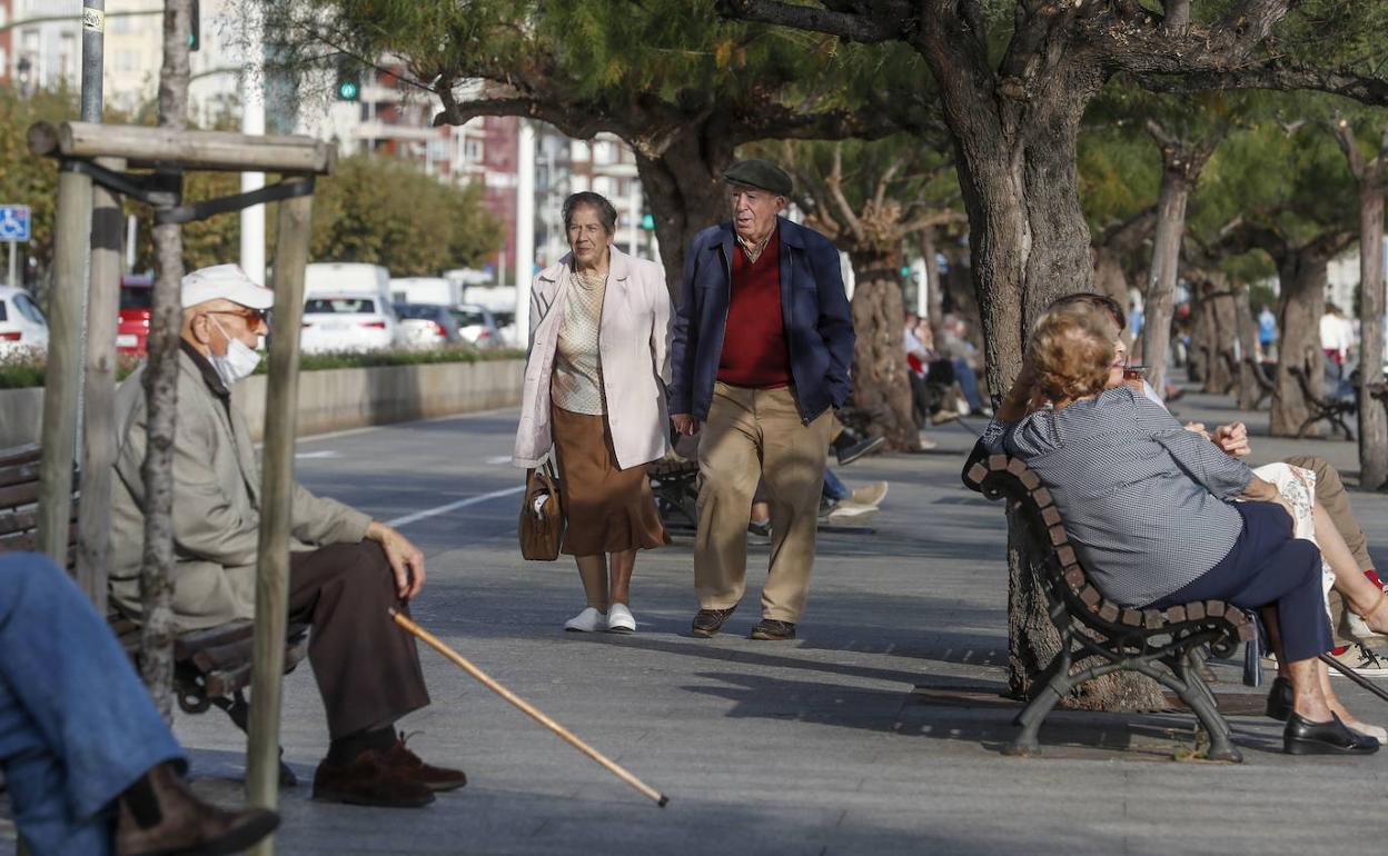 Pensionistas en el Paseo de Pereda, en Santander.