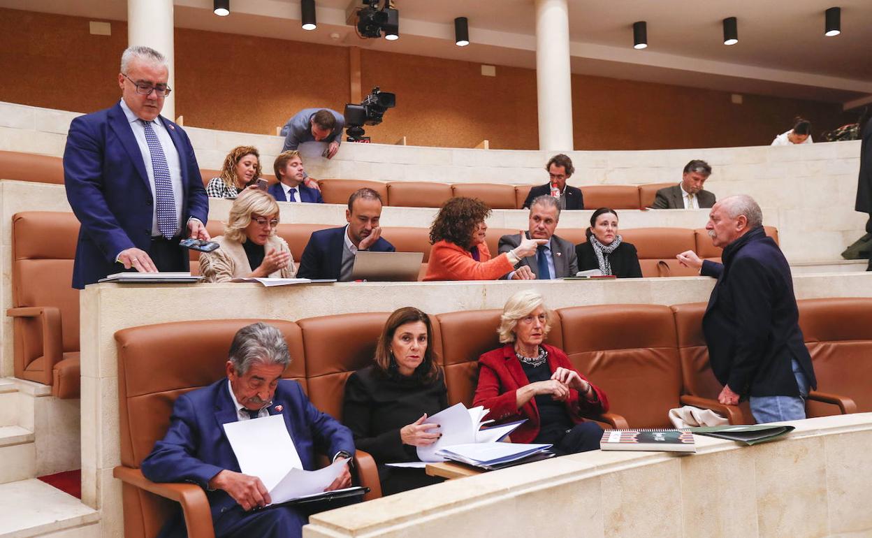 Parlamentarios de PRC y Vox en el Parlamento el pasado lunes.