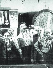 Imagen secundaria 2 - 1. Las paredes del local están llenas de fotos de amigos y buenos recuerdos. | 2. Paco Gento, Chema y Alfredo Di Stéfano, de izquierda a derecha. | 3. El fundador, Gutiérrez Pérez, escancia una botella en los inicios del local.