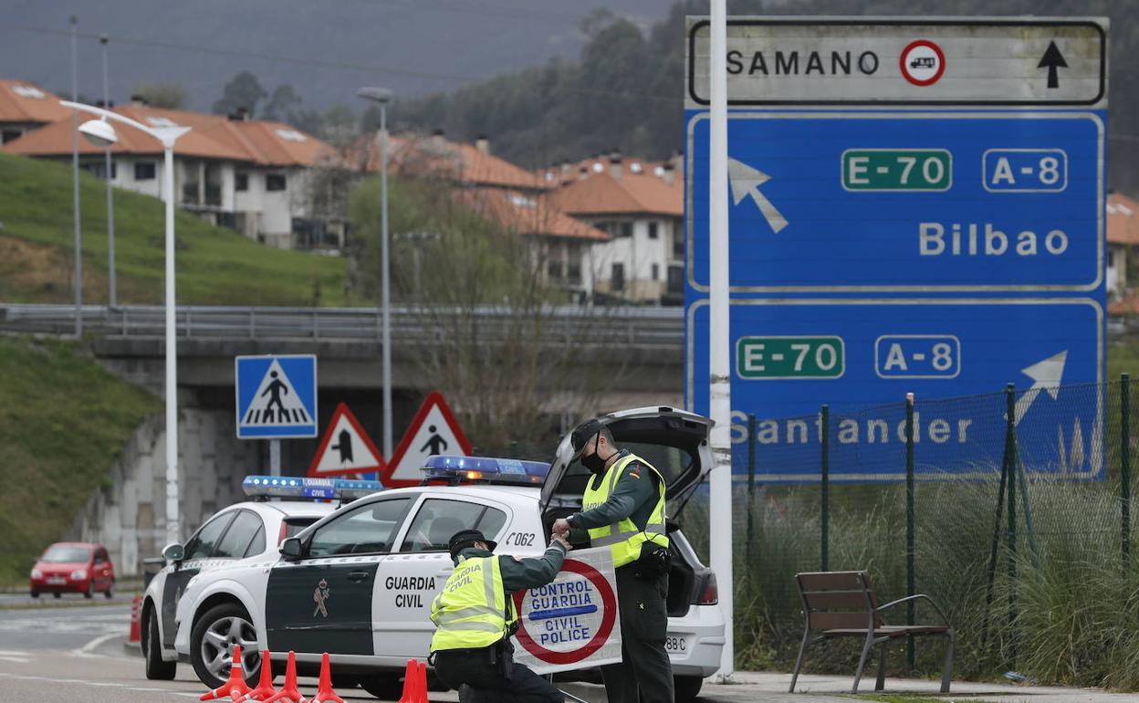 Guardias civiles realizan un control en el acceso a Castro Urdiales por la A-8.